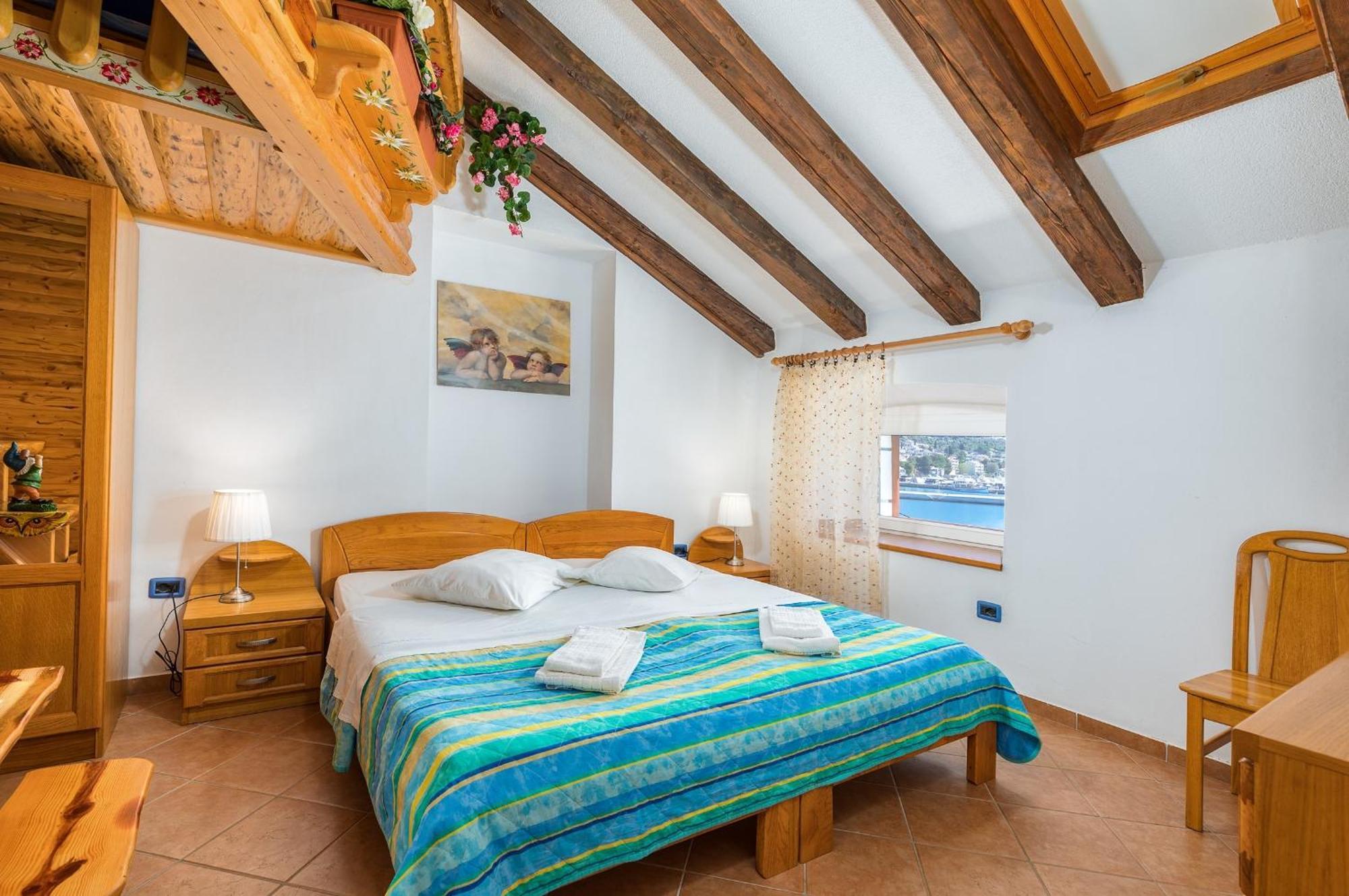 Lungomare Apartman *